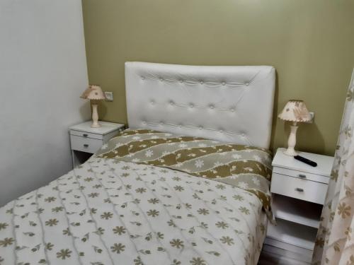 1 dormitorio con 1 cama blanca y 2 mesitas de noche en YERBAL 727 en Buenos Aires