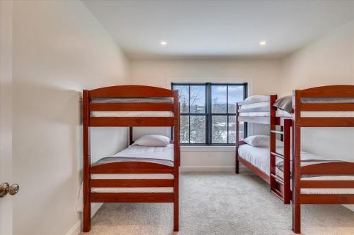 Ce dortoir comprend 2 lits superposés et une fenêtre. dans l'établissement Village with a View, à Stowe