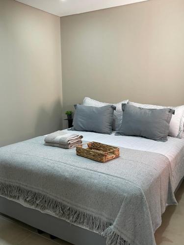 a bed with a basket on top of it at Departamento céntrico BELGRANO in San Salvador de Jujuy