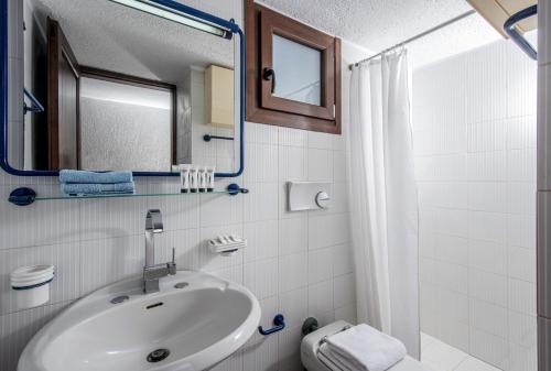 een badkamer met een wastafel, een spiegel en een toilet bij Villa Sunrise Majestic Seaview with Private Pool in Chersonissos