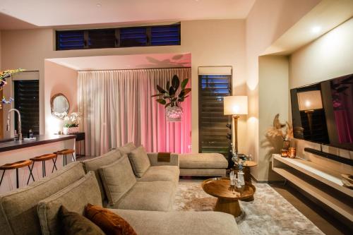 a living room with a couch and a tv at Villa Bon Vista Cas Grandi in Willemstad