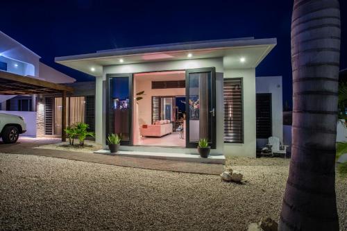a small house is lit up at night at Villa Bon Vista Cas Grandi in Willemstad