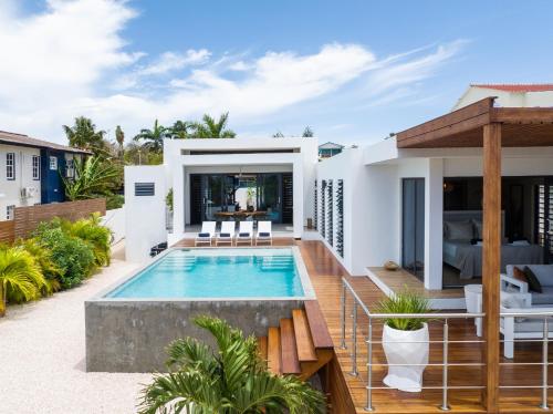 a villa with a swimming pool and a house at Villa Bon Vista Cas Grandi in Willemstad