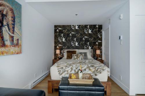 a bedroom with a large bed and a couch at Les Immeubles Charlevoix - Le 760-406 in Quebec City