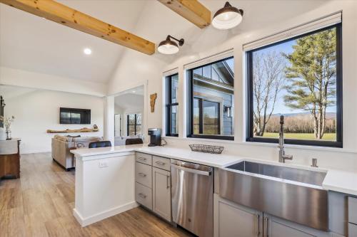 een keuken met een wastafel en een groot raam bij Sterling Ridge View in Stowe