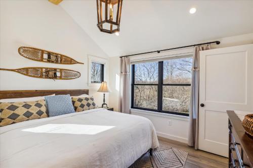een slaapkamer met een bed en een raam bij Sterling Ridge View in Stowe