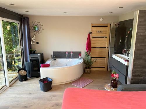 a large bathroom with a tub and a sink at Ô Chalet in Beloeil