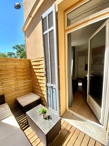 d'une terrasse avec une table et une porte coulissante en verre. dans l'établissement Cosy apartment in Cannes with a terrasse, à Cannes
