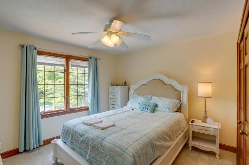 1 dormitorio con 1 cama y ventilador de techo en Spacious Refuge with Private Pool and Outdoor Bar!, en Amherst