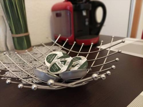 a metal wire basket with magnets on a table at Helles Apartment am Elberadweg in Magdeburg