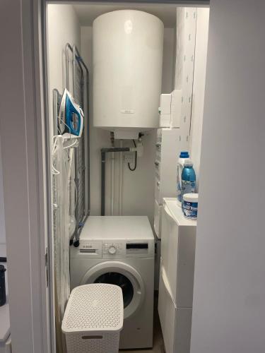 - une buanderie avec un lave-linge et un évier dans l'établissement T2 au calme, proche des plages, climatisé et parking privé, à Cagnes-sur-Mer