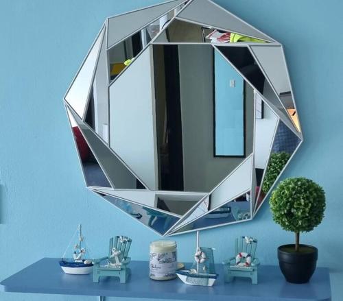 un miroir sur un mur bleu avec une table bleue dans l'établissement Hermoso apartamento de Playa en Coronado, à Playa Coronado