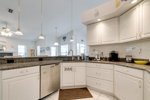 Η κουζίνα ή μικρή κουζίνα στο Pool, Grill and Golf Course Views Spring Hill Stay!