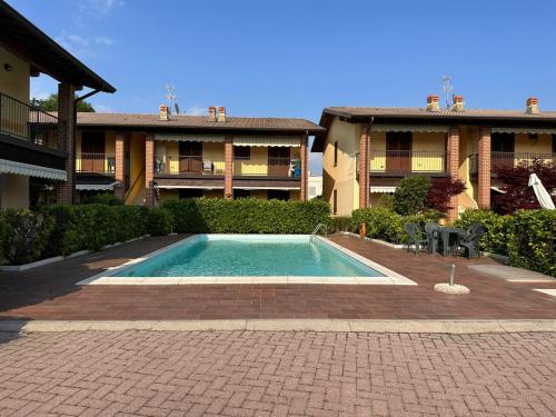 uma piscina em frente a um edifício em Pool - Marge Apartment - by Host4U em Padenghe sul Garda