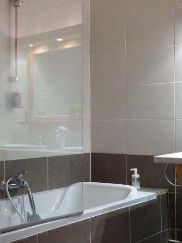 La salle de bains est pourvue d'une baignoire et d'un miroir. dans l'établissement L'Incarnat, à Caunes-Minervois