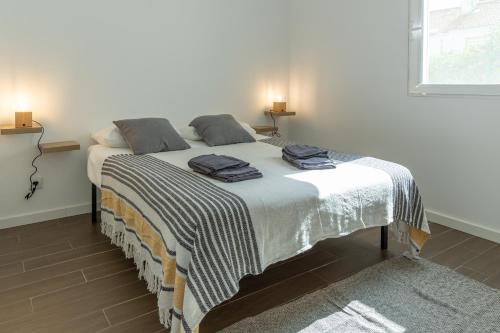 um quarto com uma cama com duas toalhas em Jack&Lily's em Évora