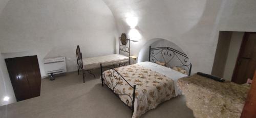 Masseria Le Mesolecchie di Rodio Renato في Crispiano: غرفة نوم بسرير ومكتب في غرفة
