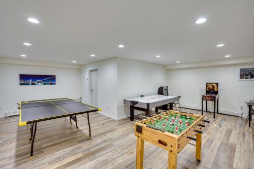 Kemudahan pingpong di 6 Mi to Hunter Mtn Tannersville Retreat with Pool atau berdekatan