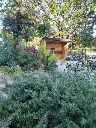 Κήπος έξω από το Domaine de la Chêneraie