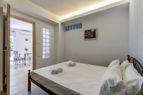 1 dormitorio con 1 cama con toallas en Elios Cozy Apartment, en Neo Klima