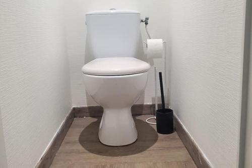 a white toilet in a corner of a bathroom at Tulsa Home - Appartement 2 chambres, Charmant et moderne avec terrasse privée in Osny