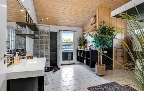 uma casa de banho com um lavatório e um WC num quarto em Amazing Home In Tarm With Kitchen em Tarm