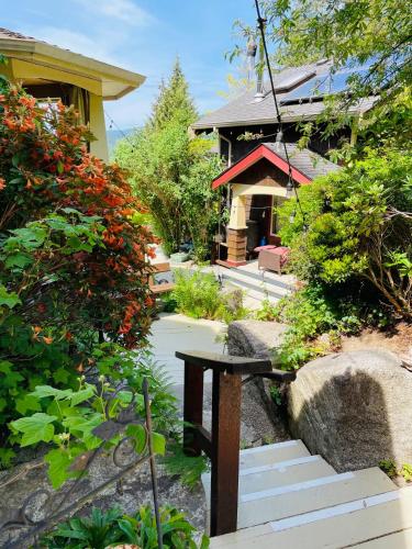 The Tuwanek Hotel and Spaにある庭