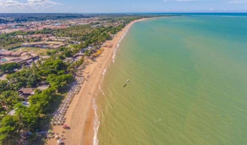 uma vista aérea de uma praia e do oceano em Mont Carmelo casa 01B em Porto Seguro