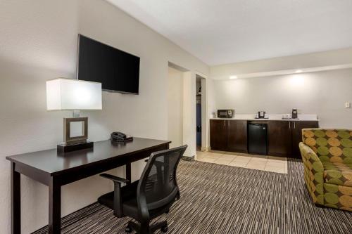a hotel room with a desk and a chair at Best Western Plus- Jonesboro in Jonesboro