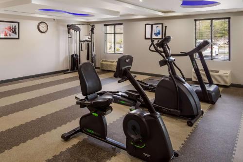 a gym with two treadmills and two exercise bikes at Milford Inn in Milford