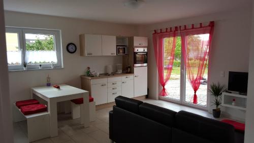 cocina con sofá, mesa y ventana en BeHappy, en Rust
