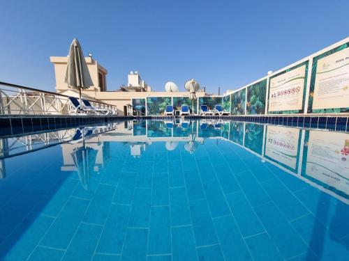 una piscina en un complejo en Lilly Apartments en Hurghada