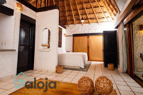 プラヤ・デル・カルメンにあるMagnífico Refugio junto al Marのベッド1台とバスケット2つが備わる客室です。