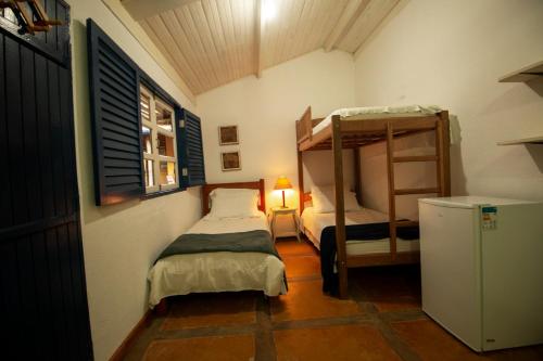 帕薩誇特魯的住宿－Chalés Del'Minas，小房间设有两张床和窗户