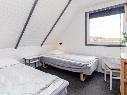Nørre VorupørにあるHoliday home Thisted XIIのベッド2台と窓が備わる客室です。