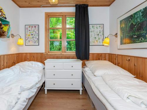 1 dormitorio con 2 camas y ventana en Holiday home Aars II en Års