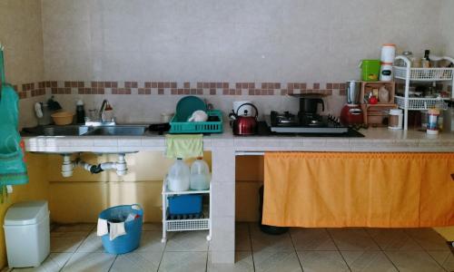 een keuken met een wastafel en een aanrecht bij Casa Brenamiel in Santa María Azompa