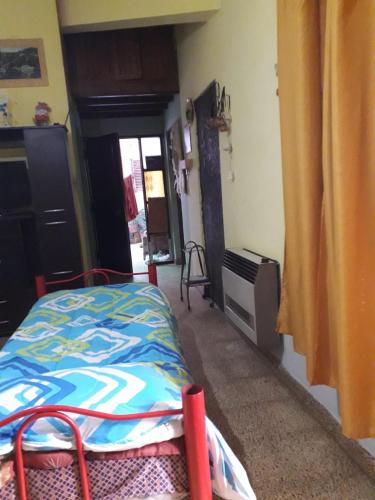 1 dormitorio con 1 cama en una habitación en La Casa De Lili en San Salvador de Jujuy