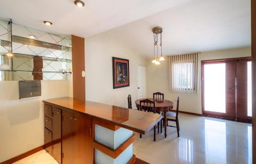 a kitchen and dining room with a table and chairs at Hotel Country Trujillo in Trujillo