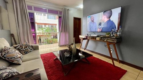 uma sala de estar com uma televisão de ecrã plano na parede em Excelente Apartamento - Localização ótima em Macapá