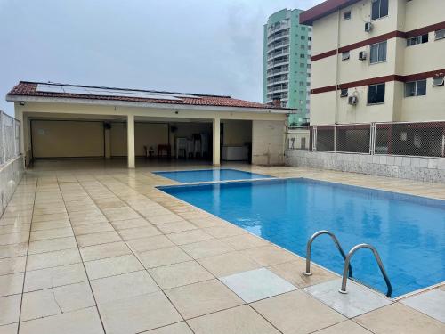 בריכת השחייה שנמצאת ב-Excelente Apartamento - Localização ótima או באזור