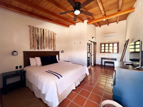 um quarto com uma cama e uma ventoinha de tecto em Casa Entrevez em Valle de Guadalupe