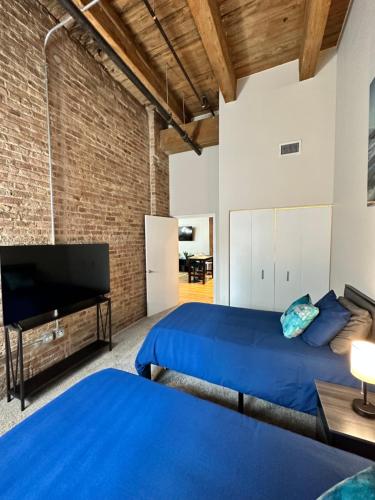 Postel nebo postele na pokoji v ubytování Luxéry Stay Chicago - Themed Units! Close to Downtown, McCormick Place & Wintrust Arena