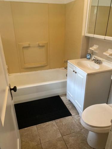 ein Badezimmer mit einer Badewanne, einem WC und einem Waschbecken in der Unterkunft Charming 3 bedroom apartment midtown in Cincinnati