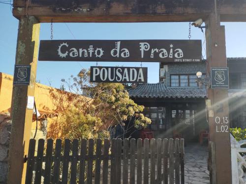 una señal para la entrada a un restaurante puchada en Pousada Canto da Praia en São Pedro da Aldeia