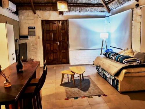 sala de estar con sofá y mesa en Fabulosa y confortable cabaña en Mendoza