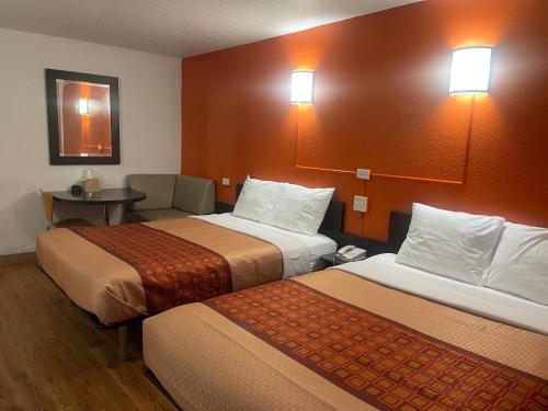 Ένα ή περισσότερα κρεβάτια σε δωμάτιο στο Regal 8 Inn & Suites