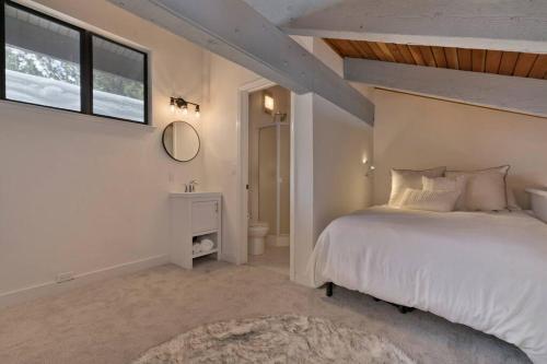 1 dormitorio con 1 cama grande y baño en Spring into our Brand New Modern Mammoth Cabin!, en Mammoth Lakes