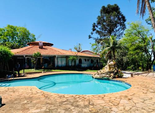 Bazén v ubytování Apart Hotel La Tour nebo v jeho okolí