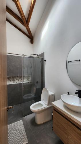 y baño con aseo, lavabo y ducha. en Boho Home - Casa Campestre, Respira Naturaleza!, en Sáchica